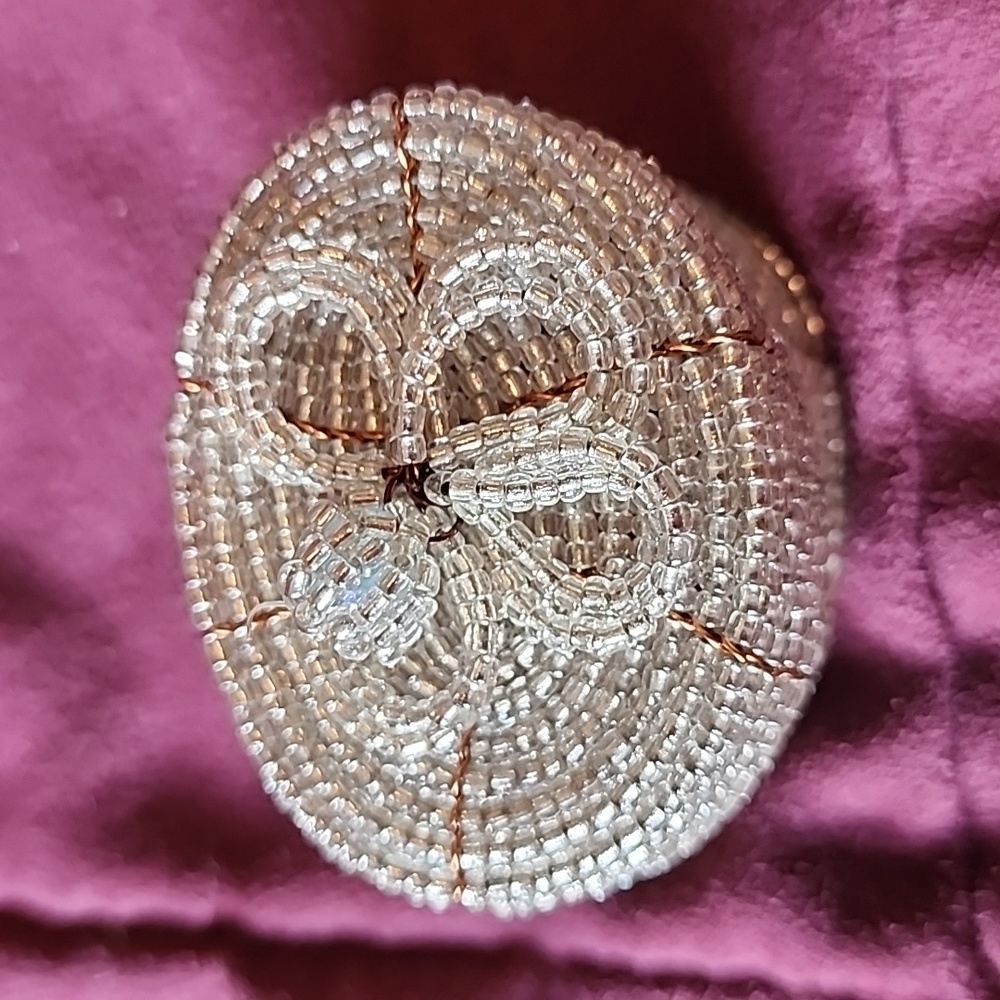 White glass bead and wire small basket - Picture 2 of 4